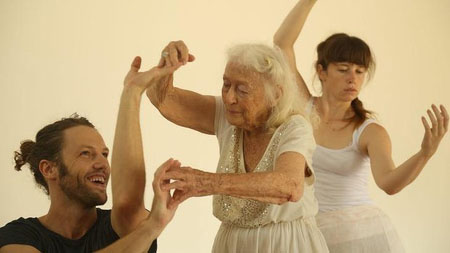 Ở tuổi 100, bà Eileen Kramer vẫn trình diễn múa.
